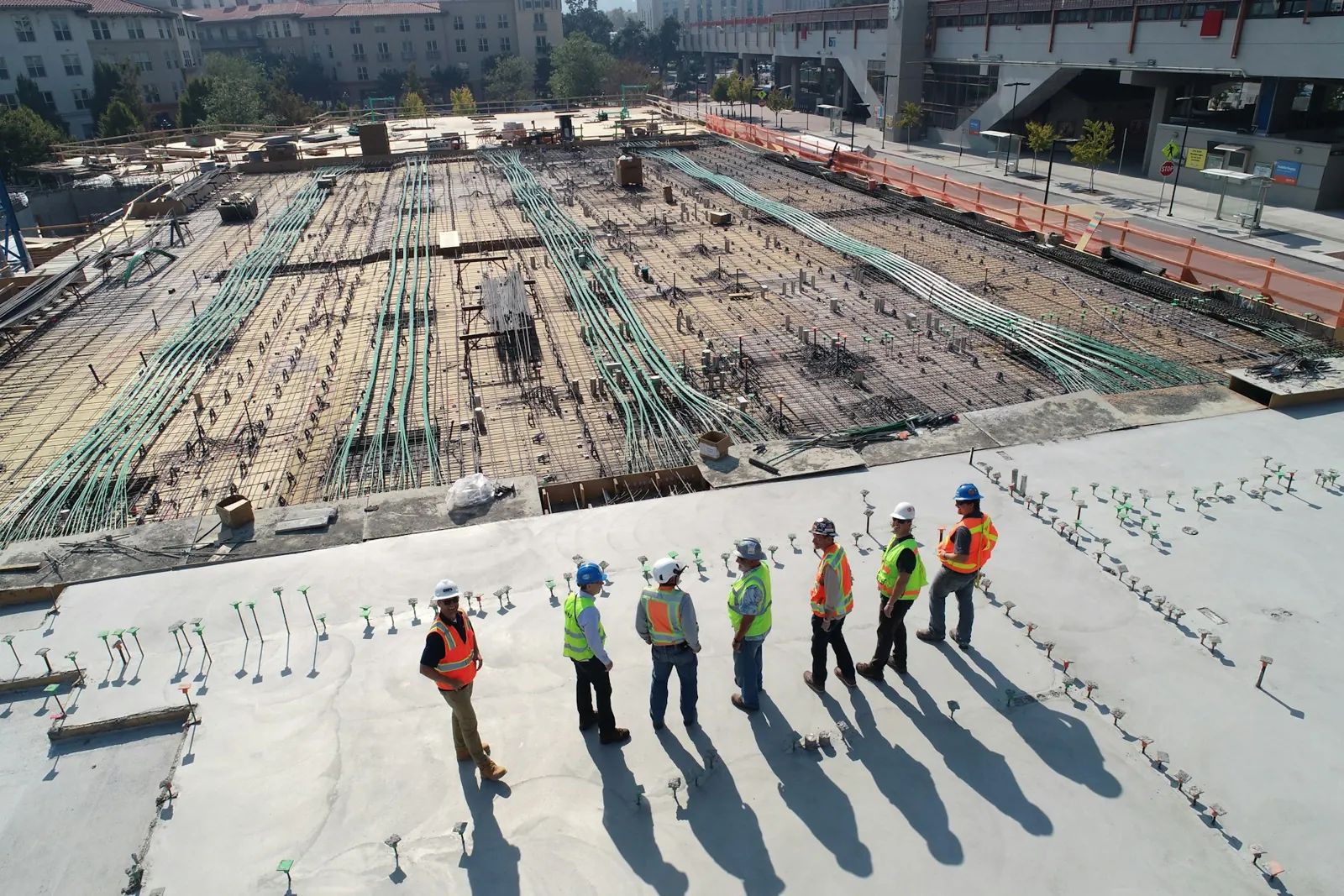 Operario tomando medidas en una obra de reforma