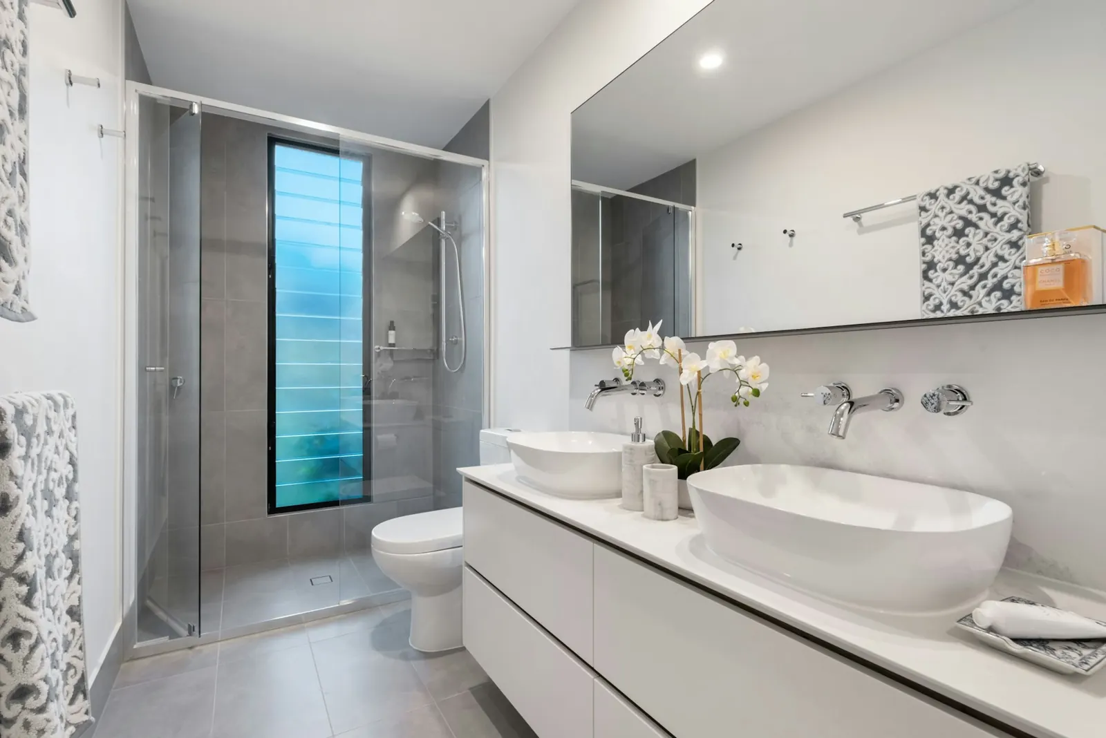 Baño reformado con doble lavabo en Estepona
